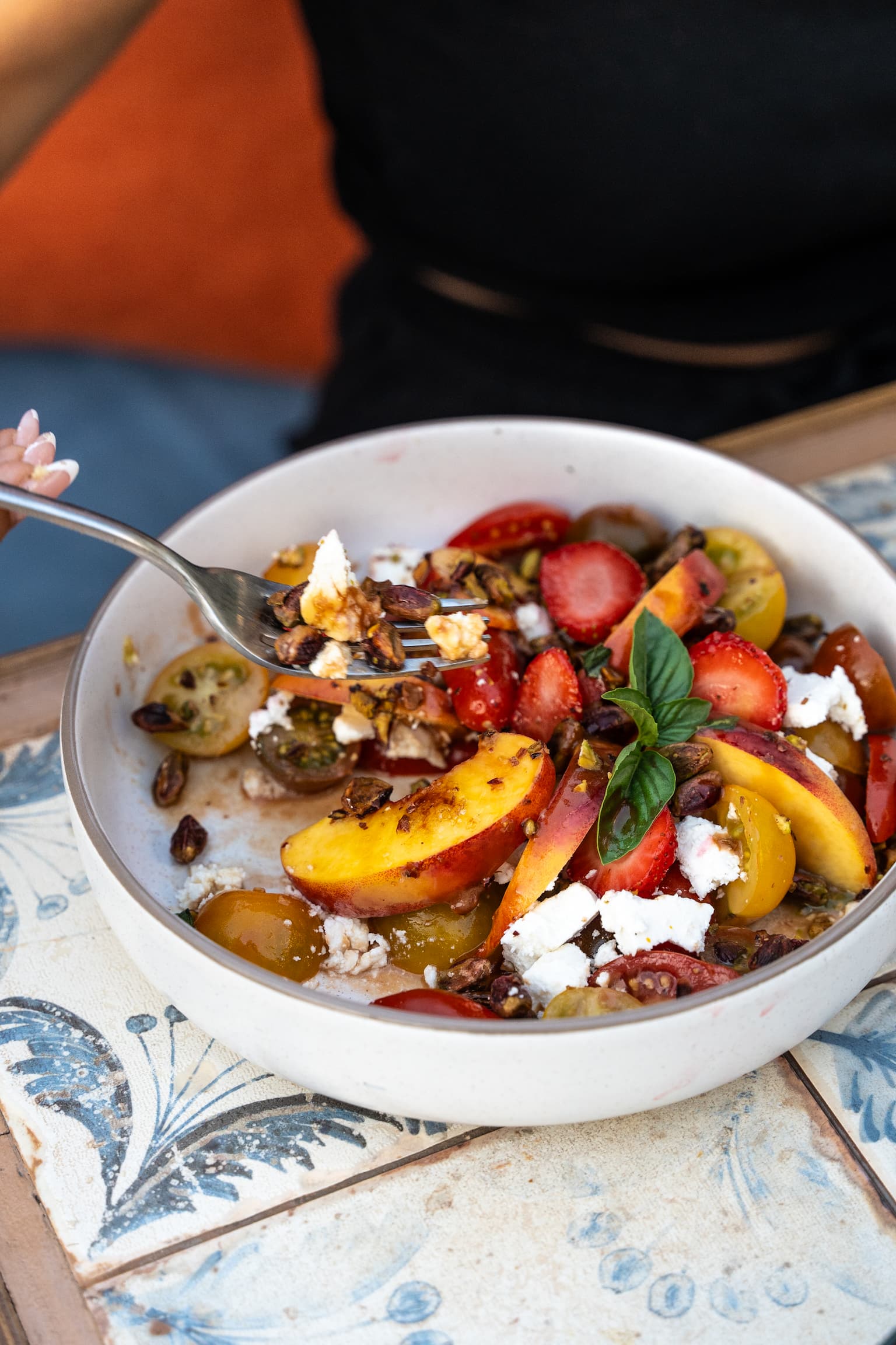 Garden salad with peach, tomato and creamy cheese